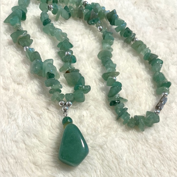 Beautiful Green Aventurine Chip Pendant drop necklace in excellent condition! - Picture 3 of 5